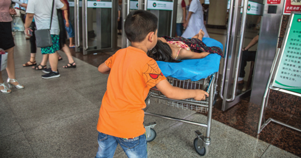This 7-year-old child takes care of his injured sister all by himself after their parents abandoned them