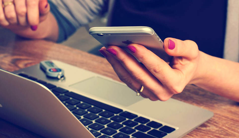 How_Computers_And_Mobiles_Are_Ruining_Your_Skin3