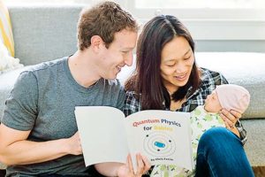 201512121156204606_Facebook Founder Zuckerberg Reads Physics Book To His Baby_SECVPF (1)