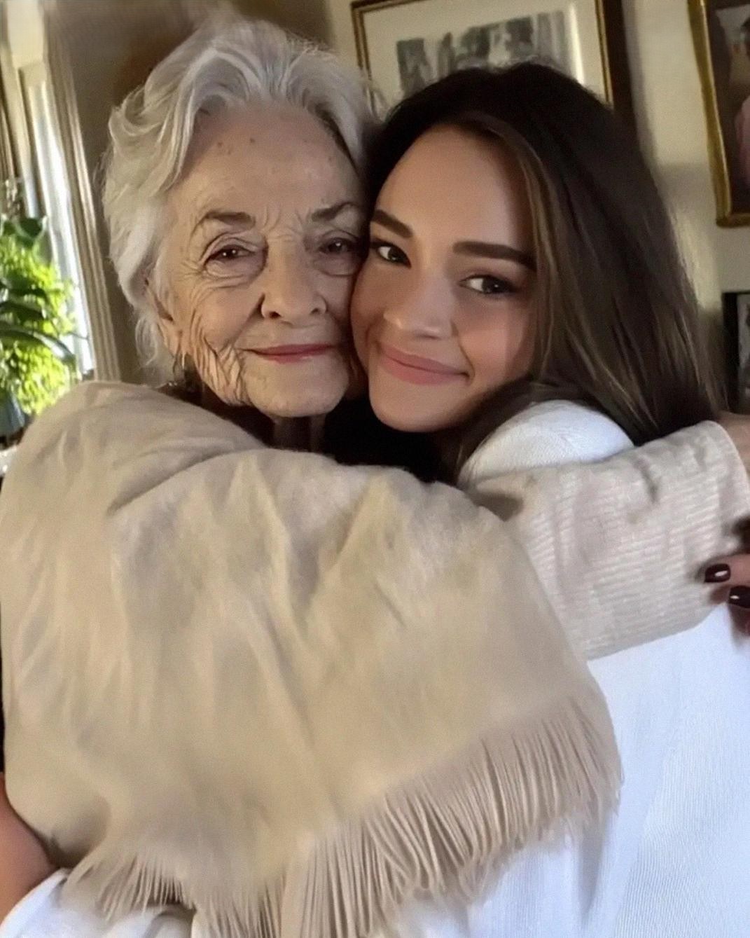 At My Grandma’s Funeral, I Saw My Mom Slip Something Into the Coffin — What I Found Changed Everything