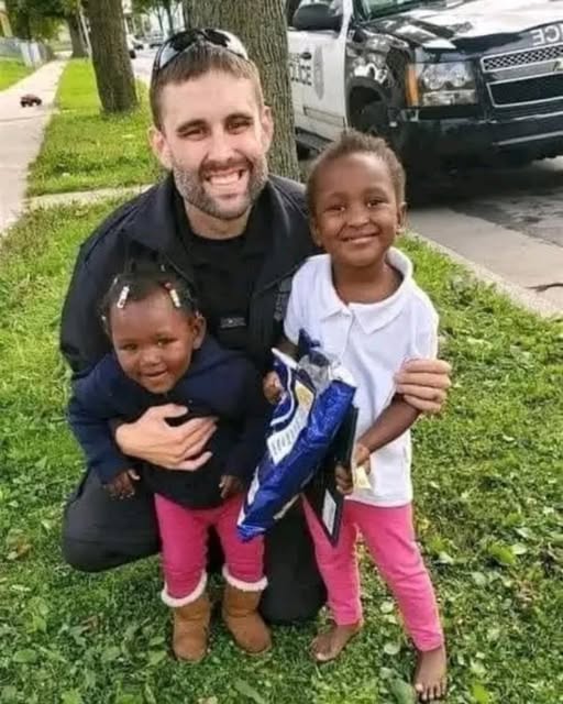 When Duty Turns Into Compassion: Officer Buys Car Seats for Struggling Mom Instead of Issuing Ticket