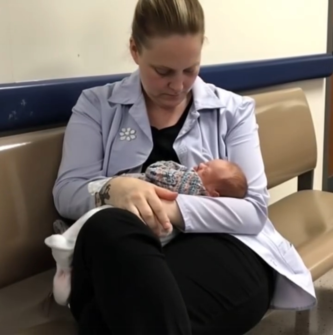I Woke Up Holding a Baby—and a Note That Changed Everything