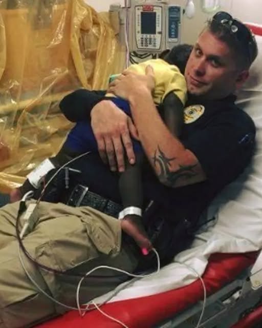 A Baby’s Cry and a Police Officer’s Compassion Melt Hearts in Hospital