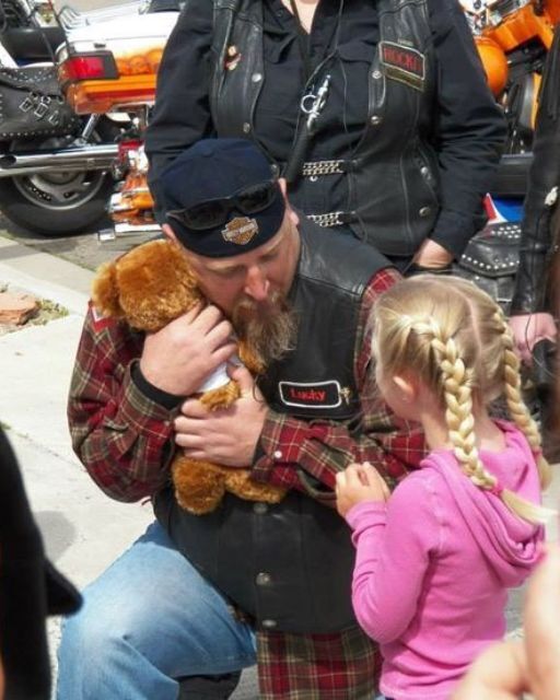 She Gave a Tough Biker a Teddy Bear — What Happened Next Brought Everyone to Tears