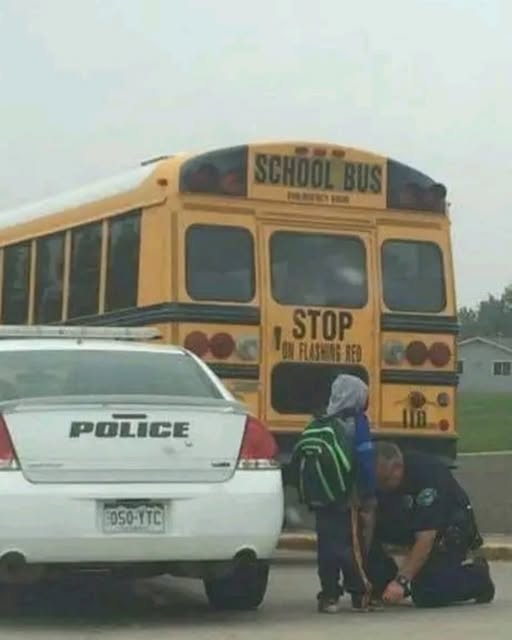 Police Officer Comforts Child After Crash in Coral Springs – Viral Kindness Story